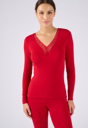 Maglietta rossa a maniche lunghe con scollatura a V e bordo in pizzo. Realizzata in materiale morbido, presenta un design aderente e una consistenza liscia.