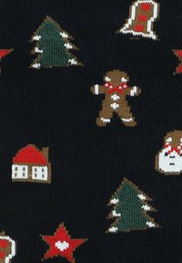 Czarna tkanina z wzorem na drutach przedstawiającym pierniczki, choinki, domki, gwiazdy i bałwanki w kolorach czerwonym, zielonym, białym i brązowym.