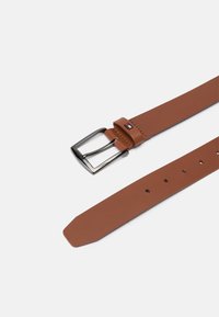 Cintura in pelle marrone con una fibbia quadrata in metallo argentato, caratterizzata da più fori per la regolazione della taglia e un piccolo dettaglio di marca sulla cinghia.