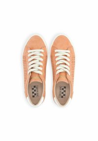 Baskets couleur pêche clair avec tige en daim perforé, bout rond, semelle en caoutchouc blanche et lacets beiges. Logo "NO NAME" sur la semelle intérieure.