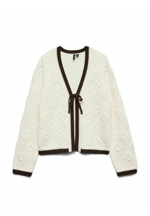 Gestrickte Strickjacke in Creme mit strukturiertem Rautenmuster; verfügt über eine braune Bindung und einen kontrastierenden braunen Besatz entlang des Ausschnitts und Saums.