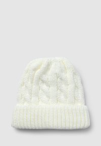 Biała wełniana czapka z dzianiny z wzorem w warkocze i złożonym ściągaczem. Miękka tekstura i kompaktowy kształt idealne do zapewnienia ciepła.
