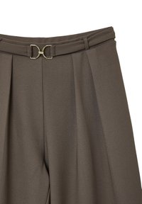 Pantaloni marroni su misura con una texture liscia, pieghe frontali e un dettaglio in fibbia metallica sul girovita.