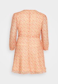 Vestido floral em tecido laranja suave, com mangas longas e cintura ajustada, terminando numa barra ampla. Padrão de pequenas flores por todo o vestido.