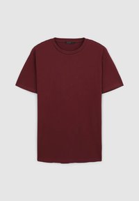 T-shirt in cotone bordeaux con maniche corte, scollo rotondo e un design semplice. Texture liscia senza motivi o accenti.