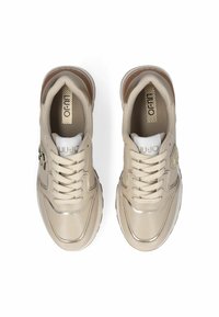 Sneaker beige con tomaia in pelle liscia, chiusura con lacci, colletto imbottito, dettaglio in logo dorato e tallone in contrasto con texture.