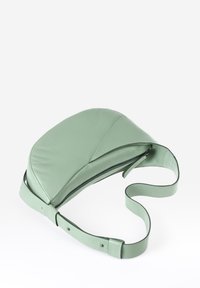 Borsa a spalla in pelle verde con una superficie liscia, forma curva, chiusura con zip e tracolla regolabile. Presenta dettagli di design minimalista.