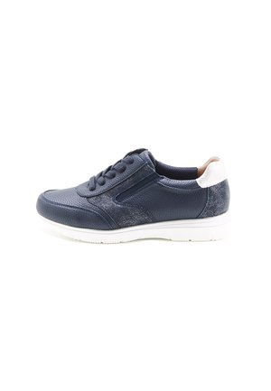 Baskets bleu marine avec dessus en cuir texturé, semelle en caoutchouc blanc et accent arrière contrastant. Présente un design classique à lacets.