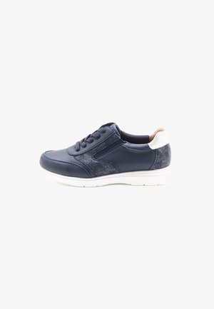 Zapatilla azul marino con parte superior de cuero texturizado, suela de goma blanca y acento trasero en contraste. Presenta un diseño tradicional con cordones.