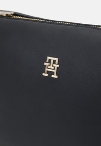 Tommy Hilfiger POPPY REFORM WASHBAG - Trousse - black