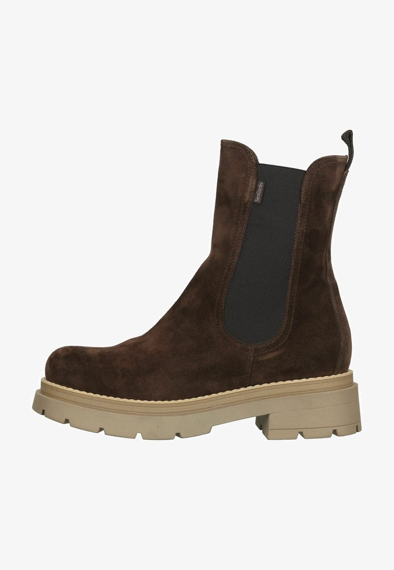 Botas Chelsea de ante marrón con paneles laterales elásticos, suela de goma marrón y detalles de costura a lo largo del borde. Diseño de punta redondeada y voluminoso.