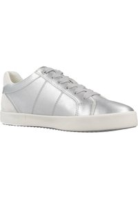 Metallisk silverfärgad sneaker med en slät yta, rund tå och vit gummisula. Snören och sidokanter ger detaljer.