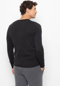 FTC Cashmere Pulóver - onyx