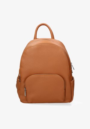 Kleiner, sandfarbener Leder-Rucksack mit seitlichem Reißverschlussfach, Oberhandgriff, Seitentaschen und silbernen Reißverschlussgriffen vor weißem Hintergrund.