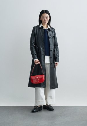 BAGUETTE - Plecu soma - swiss red