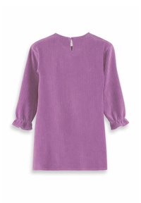 Paarse geribde top met lange mouwen, voorzien van gathered cuffs en een knoopsluiting aan de achterkant. Zachte textuur met verticale strepen.