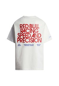 Άσπρο βαμβακερό t-shirt με άνετη εφαρμογή, με έντονα κόκκινα γράμματα: «RED BULL RACING SPEED AND PRECISION» στην πίσω πλευρά, με μπλε λεπτομέρειες στο κάτω μέρος.