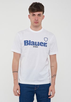 T-shirt bianca in cotone con un grande logo blu "Blauer." e il testo "USA" più piccolo. Collo rotondo e maniche corte, design minimalista.