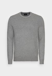Pull gris tricoté avec un col rond, des manches longues et des poignets et une base côtelés. Texture douce et motif uniforme sur toute la surface.