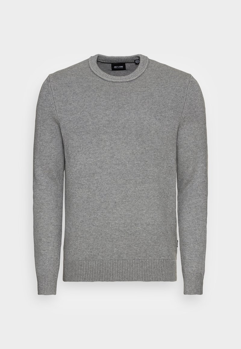 Pull gris tricoté avec un col rond, des manches longues et des poignets et une base côtelés. Texture douce et motif uniforme sur toute la surface.