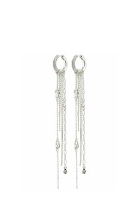 Zilveren hoepel oorbellen met rhinestones en meerdere hangende kettingen met kleine onregelmatige en rechthoekige bedels.