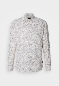 Camisa blanca de manga larga con un patrón de paisley azul. La camisa tiene un cierre de botones en el frente y un cuello clásico. Textura de tejido suave.