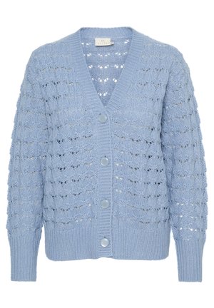 Cardigan tricoté bleu clair avec un motif de mailles ajourées, col en V, manches longues et cinq boutons sur le devant. Poignets et ourlet côtelés.