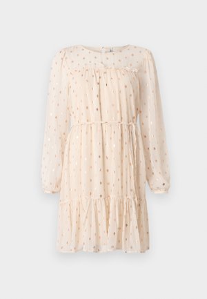 Világos bézs színű ruha hosszú, puffos ujjal, arany pöttyös mintázattal, redőzött dekoltázzsal és réteges fodros alsó szegéllyel.