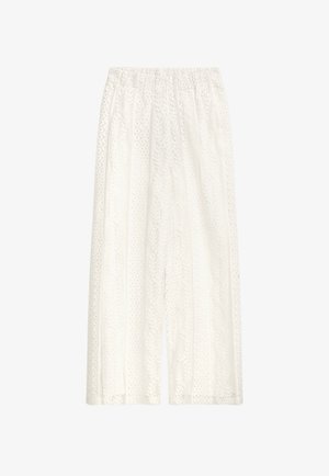 Weiße Culottes mit einem elastischen Bund, die aus einem strukturierten Stoff mit komplizierten Blattmustern bestehen und ein lockeres, kürzeres Design aufweisen.