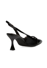 Zapato de tacón slingback de charol negro con punta cerrada, diseño recortado y tacón estrecho. Cuenta con una correa en la parte trasera y un detalle minimalista de herrajes.