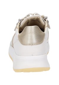 Weißer Sneaker mit goldenen Metallakzenten, texturiertem Lederfersenbereich, gepolsterter Sohle und abgerundeter Form. Verfügt über einen Reißverschluss an der Rückseite für einfaches An- und Ausziehen.