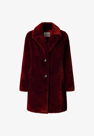 Abrigo de piel sintética burdeos con cuello chanel, dos bolsillos delanteros y dos botones. Textura suave y diseño de largo medio.