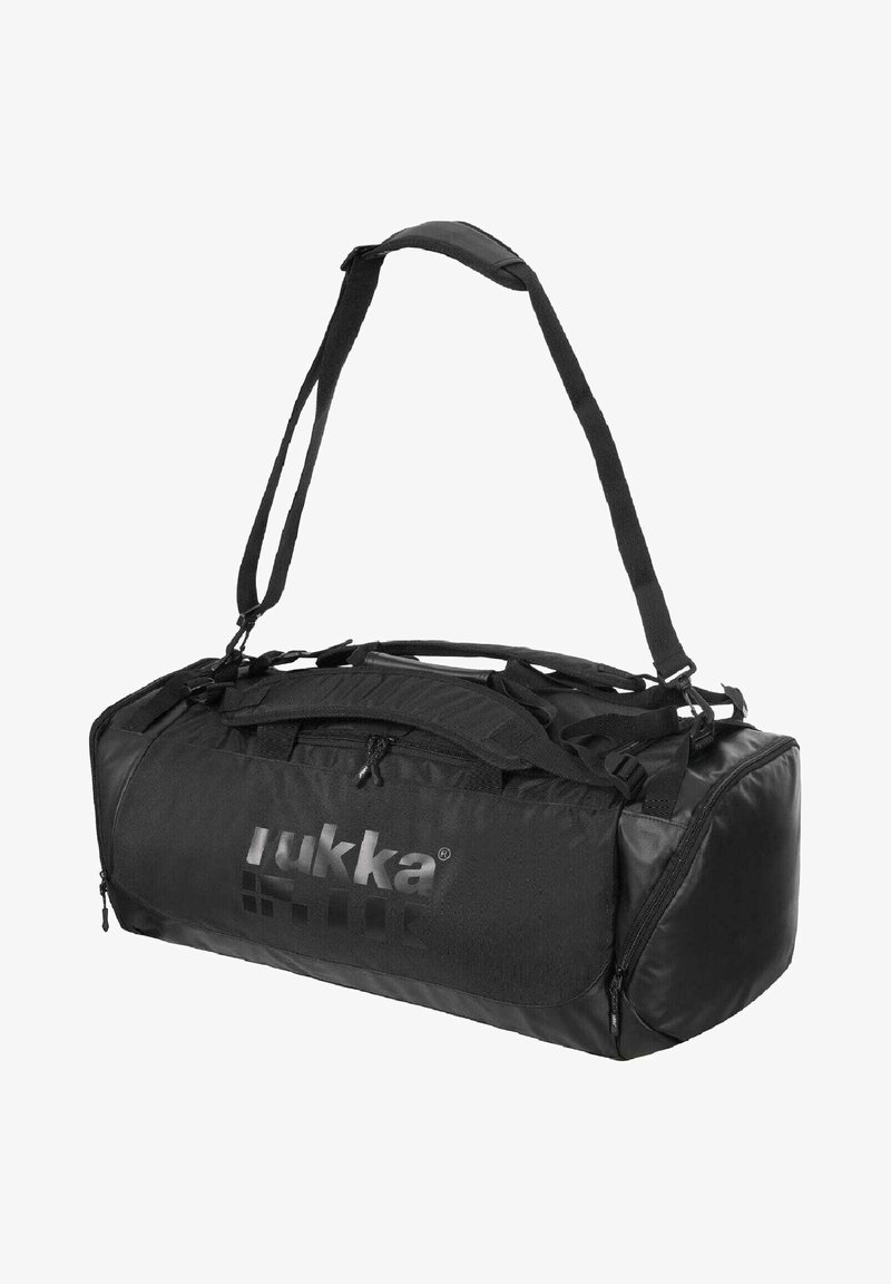 Musta duffel-laukku, joka on valmistettu kestävästä kankaasta, varustettu säädettävällä olkahihnalla, sivukahvoilla ja vetoketjullisella päätaskulla, jossa on logo.