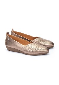 Bailarinas de bronce metálico con diseño perforado, punta redondeada, tacón bajo y forro interior color tostado. Exterior de cuero suave con textura sutil.