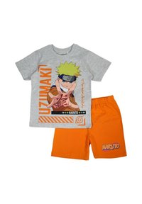 T-shirt en coton gris avec un imprimé Naruto et des lettres orange, associé à un short orange vif avec le texte "Naruto" sur l'ourlet.