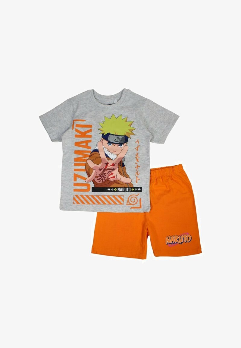 T-shirt en coton gris avec un imprimé Naruto et des lettres orange, associé à un short orange vif avec le texte "Naruto" sur l'ourlet.