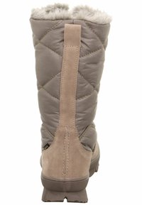 Bota marrón acolchada e impermeable con cuello de pelo sintético y acentos de ante, que presenta una suela texturizada y un resistente tirador en el talón para facilitar la entrada.
