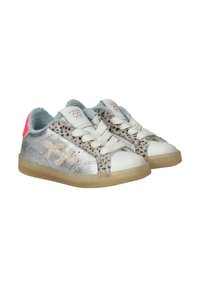 Zilveren sneakers met een getextureerd luipaardprint zijpaneel, witte neuskap, pastelblauwe voering en lichtroze hielaccenten.