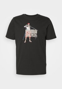 Camiseta de algodón negra con un diseño gráfico de un personaje sosteniendo espadas, con el texto "PUMA" y "ONE PIECE" prominentemente exhibido.