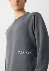 Calvin Klein OFF PLACEMENT LOGO  - Sweatshirt - iron gate