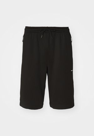 Juodi sportiniai šortai su elastingu juosmeniu ir raišteliu, turintys šonines kišenes ir lygią, lengvą medžiagą.