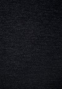 Schwarzer Strickstoff mit einem feinen, strukturierten Muster. Die Oberfläche wirkt glatt und gleichmäßig und zeigt in bestimmten Lichtverhältnissen einen subtilen Glanz.