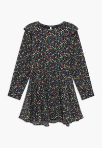 Kwiatowa sukienka z granatowym tłem, na którym znajdują się wielokolorowe kwiaty, z falbaniastym dekoltem, długimi rękawami i rozkloszowanym dołem.