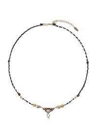 Collier tressé noir avec des accents décoratifs dorés, détails en perles avec des pierres noires et grises, et un pendentif central en goutte.