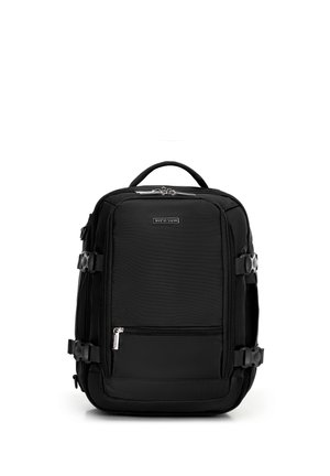 Zwarte rechthoekige reiskrugzak met meerdere met ritssluitingen afgesloten vakken, zijklemmen en bovenhandvat, rechtopstaand op een witte achtergrond.