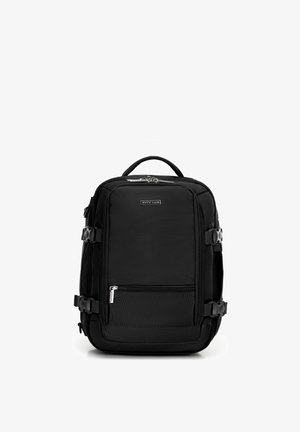 Mochila de viaje rectangular negra con múltiples compartimentos con cremallera, hebillas laterales y asa superior, colocada en posición vertical sobre fondo blanco.