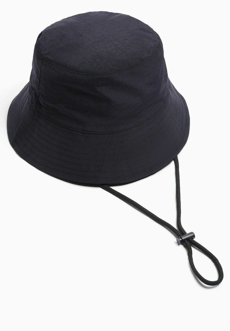 Sombrero de cubo negro hecho de tejido ligero, con un ala ancha y un cordón para un ajuste seguro. Textura suave, diseño sencillo.