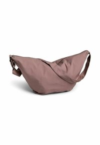 Bolso de tela rosa con un diseño asimétrico único, que cuenta con una sola correa y una abertura con cremallera. Textura suave y estilo minimalista.