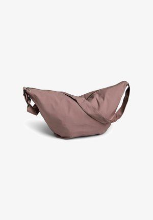 Pink stofpose med unikt asymmetrisk design, der har en enkelt strop og en lynlåsåbning. Glat tekstur og minimalistisk stil.