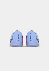 Niebieskie buty sportowe z czerwonymi akcentami i czarnymi detalami. Posiadają teksturowaną podeszwę oraz wyraźne logo na pięcie. Wykonane z miękkiego, elastycznego materiału.